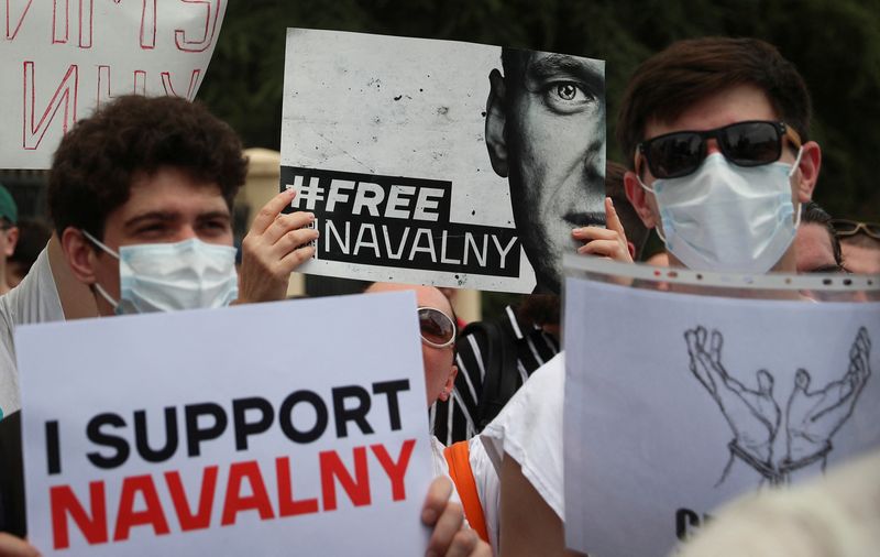 © Reuters. Activists hold a rally in support of jailed Russian opposition politician Alexei Navalny in front of the building of Russian Federation Interests Section of the Embassy of Switzerland, in Tbilisi, Georgia June 4, 2023.  REUTERS/Irakli Gedenidze/File Photo