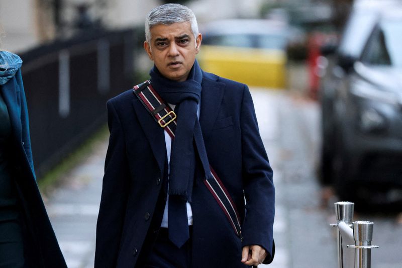 &copy; Reuters. رئيس بلدية لندن صادق خان يسير في لندن يوم 27 نوفمبر تشرين الثاني 2023. تصوير: بليندا جاو - رويترز.