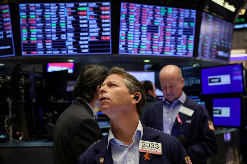 © Reuters. FILE PHOTO: Traders work on the floor at the New York Stock Exchange (NYSE) in New York City, U.S., January 9, 2024.  REUTERS/Brendan McDermid//File Photo