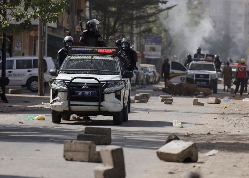 &copy; Reuters. أفراد من شرطة مكافحة الشغب خلال احتجاجات  في داكار بالسنغال بتاريخ التاسع من فبراير شباط 2024. تصوير: زهرة بن سمرا- رويترز.