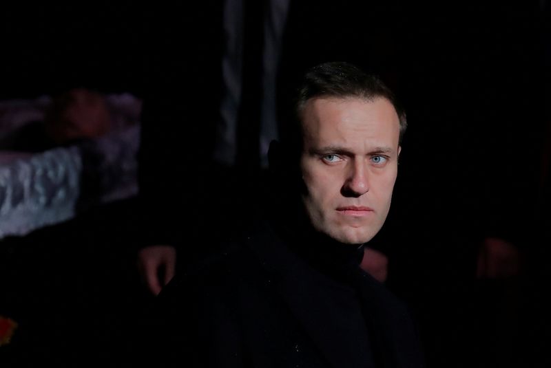 &copy; Reuters. FOTO ARCHIVO: El líder opositor ruso Alexei Navalny presenta sus respetos a la fundadora del grupo de derechos humanos más antiguo de Rusia y ganadora del Premio Sájarov, Lyudmila Alexeyeva, en Moscú, Rusia. 11 de diciembre de 2018. REUTERS/Maxim Shem