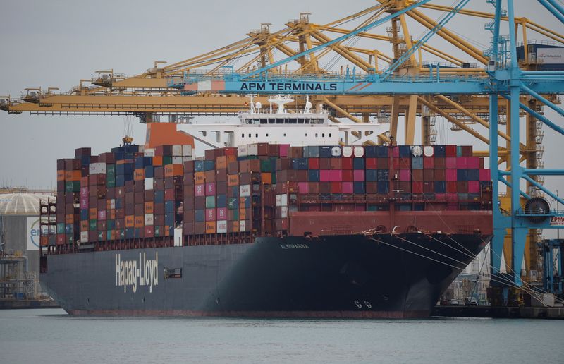 &copy; Reuters. FOTO DE ARCHIVO: Un buque de transporte de contenedores es descargado en el muelle de Barcelona, España, 29 de enero de 2024. REUTERS/ Albert Gea/Foto de archivo