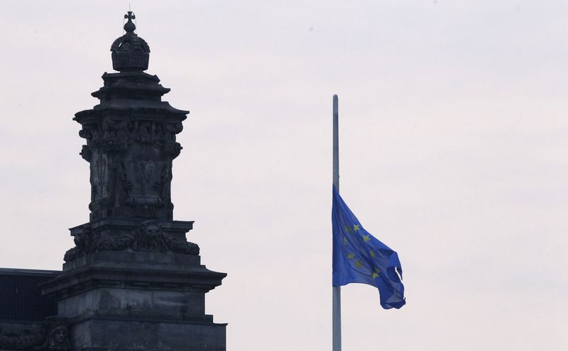 &copy; Reuters. FOTO DE ARCHIVO. Una bandera de la UE se coloca a media asta en lo alto del Reichstag, sede de la cámara baja del Parlamento alemán Bundestag, para un servicio conmemorativo de las víctimas del nacionalsocialismo en el Día Internacional de Conmemoraci