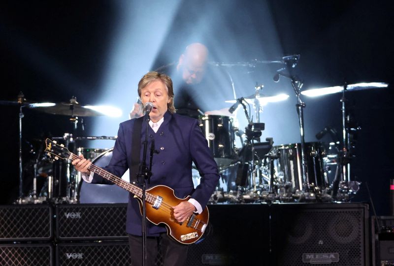 &copy; Reuters. FOTO ARCHIVO: El músico Paul McCartney actúa durante su gira Got Back en el SoFi Stadium de Inglewood, California, Estados Unidos. 13 de mayo de 2022. REUTERS/Mario Anzuoni/