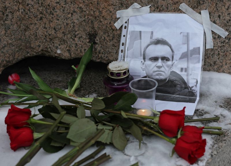 &copy; Reuters. Flores colocadas junto a un retrato del líder opositor ruso Alexei Navalny en el monumento a las víctimas de la represión política tras la muerte de Navalny, en San Petersburgo, Rusia. 16 de febrero de 2024. REUTERS/Stringer