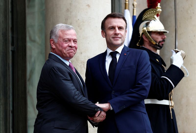&copy; Reuters. Le président français Emmanuel Macron accueille le roi Abdallah de Jordanie pour une réunion au palais de l'Élysée à Paris. /Photo prise le 16 février 2024/REUTERS/Gonzalo Fuentes 
