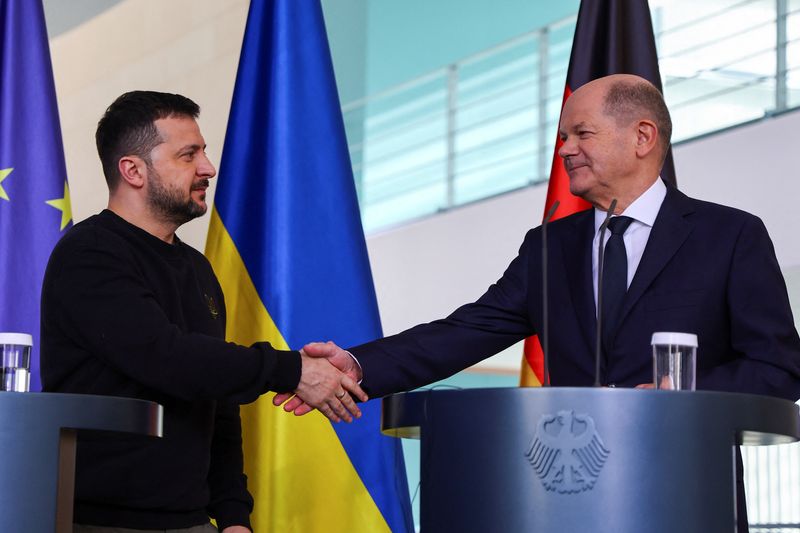 &copy; Reuters. ウクライナのゼレンスキー大統領は１６日、ドイツの首都ベルリンを訪問し、ショルツ首相と会談した。（２０２４年　ロイター/Fabrizio Bensch）