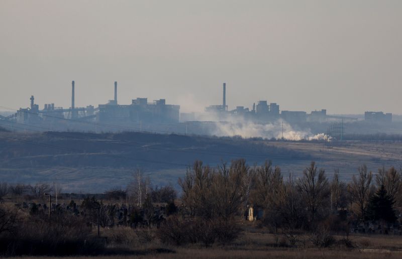 &copy; Reuters. De la fumée s'élève près de l'usine de coke et de produits chimiques d'Avdiivka, vue de Yasynuvata, dans la région de Donetsk. /Photo prise le 15 février 2024/REUTERS/Alexander Ermochenko