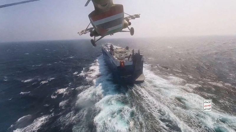 &copy; Reuters. طائرة هليكوبتر تابعة لجماعة الحوثي تحلق فوق سفينة البضائع جالاكسي ليدر في البحر الأحمر في صورة نشرت يوم 20 نوفمبر تشرين الثاني 2023. حصلت رويتر