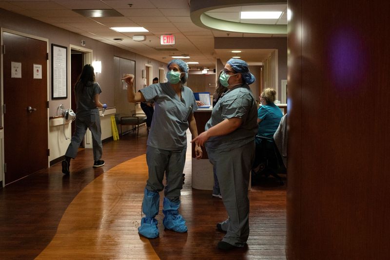 © Reuters. FILE PHOTO: A doctor and nurse consult in the hallway as a patient prepares to be transferred for an emergency C-section in the Family Birth Center at Beaumont Hospital in Royal Oak, Michigan, U.S., February 1, 2022.  REUTERS/Emily Elconin/File Photo