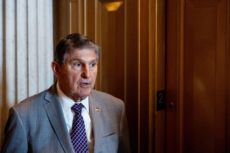 &copy; Reuters. FILE PHOTO: U.S. Senator Joe Manchin (D-WV) speaks to reporters between votes at the U.S. Capitol building in Washington, U.S., January 23, 2024. REUTERS/Amanda Andrade-Rhoades