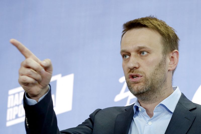 &copy; Reuters. Il leader dell'opposizione russa Navalny durante una conferenza stampa sugli sforzi congiunti dell'opposizione alle elezioni locali del 2015 a Mosca, 22 aprile 2015. REUTERS/Maxim Shemetov/File Photo