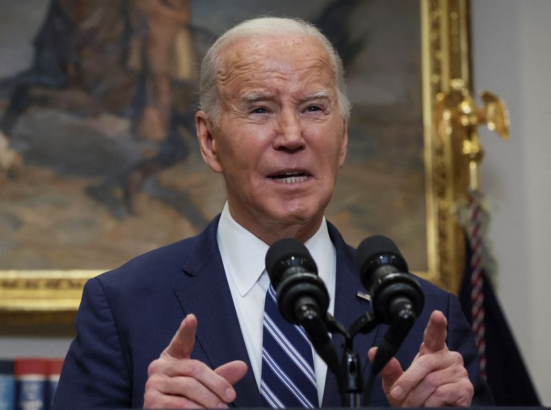 © Reuters. U.S. President Joe Biden speaks after it was reported Alexei Navalny, Russian President Vladimir Putin's most formidable domestic opponent, fell unconscious and died at the 