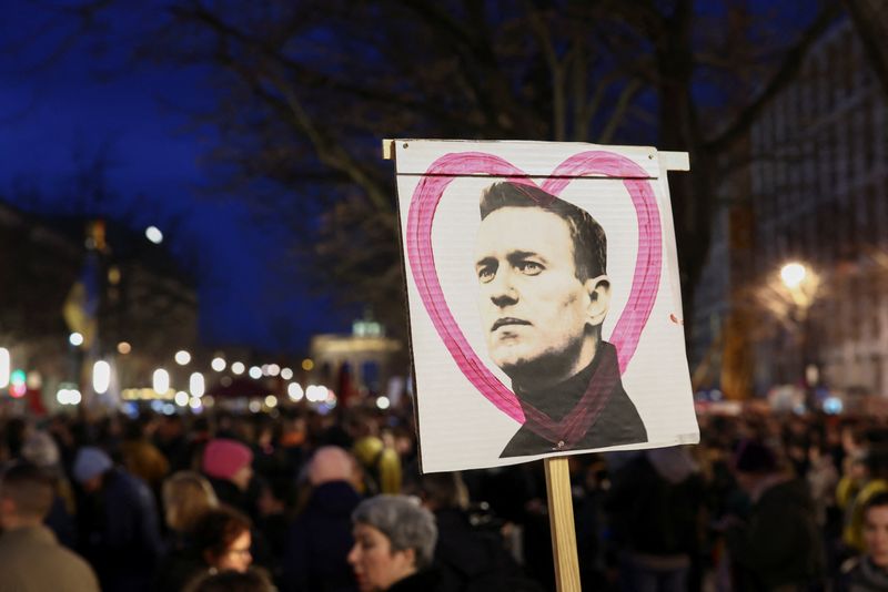 &copy; Reuters. A sign with an image of Russian opposition leader Alexei Navalny is seen as people attend a vigil held in front of Russian embassy in Berlin after his death, Germany, February 16, 2024. REUTERS/Liesa Johannssen