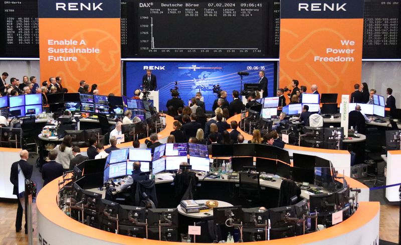 &copy; Reuters. شاشة تعرض بيانات المؤشر داكس الألماني في بورصة فرانكفورت في السابع من فبراير شباط 2024. تصوير: رويترز.