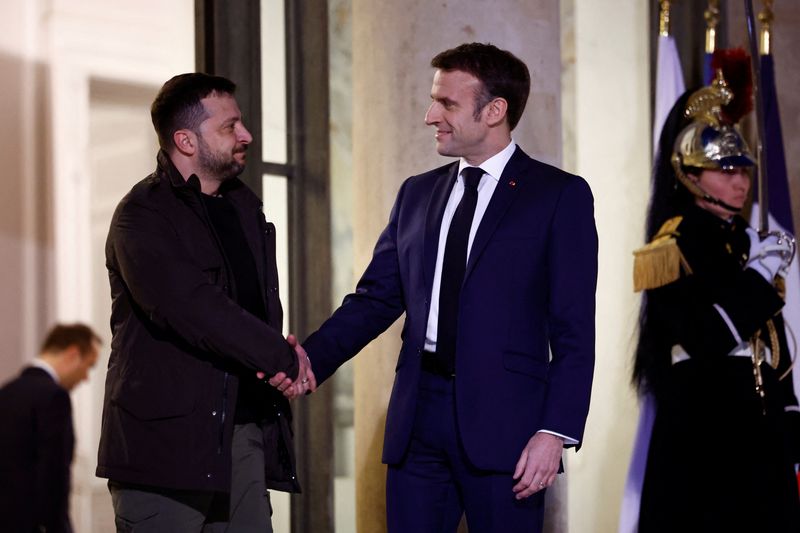 &copy; Reuters. Le président français Emmanuel Macron serre la main du président ukrainien Volodimir Zelensky alors qu'il arrive à une réunion pour signer un accord de sécurité bilatéral au palais de l'Élysée à Paris. /Photo prise le 16 février 2024/REUTERS/S