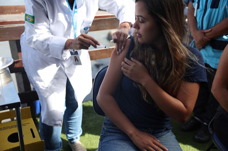 &copy; Reuters. Shyrlene Estefani Cruz da Silva recebe vacina para dengue no Rio de Janeiro
16/02/2024
REUTERS/Pilar Olivares