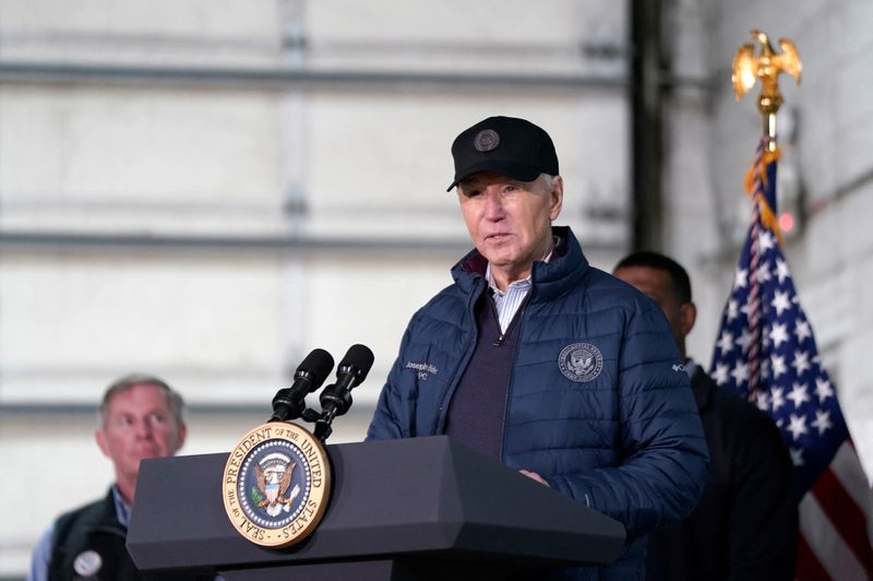 © Reuters. U.S. President Joe Biden delivers remarks during a visit to East Palestine for the first time since a fiery derailment of a Norfolk Southern train a year ago released more than a million gallons of hazardous materials and pollutants, in East Palestine, Ohio, U.S., February 16, 2024. REUTERS/Elizabeth Frantz