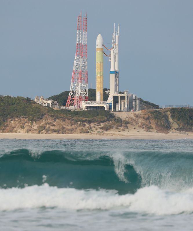 &copy; Reuters. 日本の新型主力ロケット「Ｈ３」２号機が、１７日午前９時２２分に鹿児島県の種子島宇宙センターから打ち上げられた。写真は打ち上げを待つＨ３ロケット２号機。２月１６日午後、鹿児