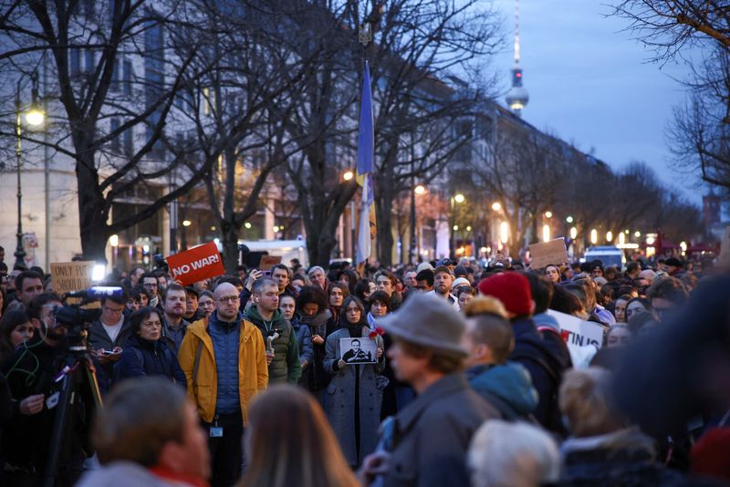 © Reuters. أشخاص يحضرون وقفة احتجاجية أمام السفارة الروسية في برلين عقب وفاة المعارض الروسي أليكسي نافالني يوم الجمعة. تصوير: ليزا جوهانسن - رويترز.
