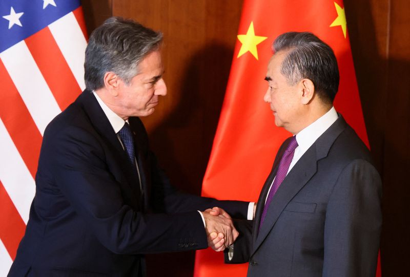 &copy; Reuters. 　中国の王毅外相（右）とブリンケン米国務長官は１６日、ドイツで開催されているミュンヘン安全保障会議の場で会談した。中国外務省が１７日発表した声明によると、両氏は「率直で実