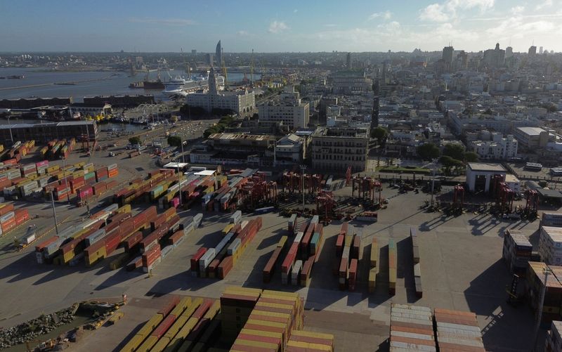 © Reuters. An aerial view shows containers stacked at the port, in Montevideo, Uruguay January 3, 2024. REUTERS/Mariana Greif