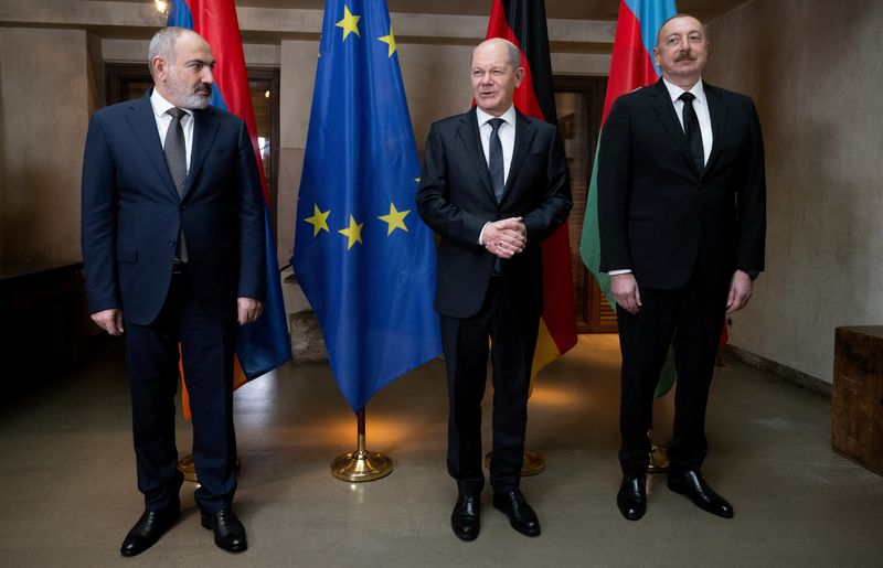 &copy; Reuters. Le Premier ministre arménien Nikol Pashinyan, le chancelier allemand Olaf Scholz et le président azerbaïdjanais Ilham Aliyev assistent à la Conférence de Munich sur la sécurité (MSC) à l'hôtel Bayerischer Hof à Munich, Allemagne. /Photo prise le