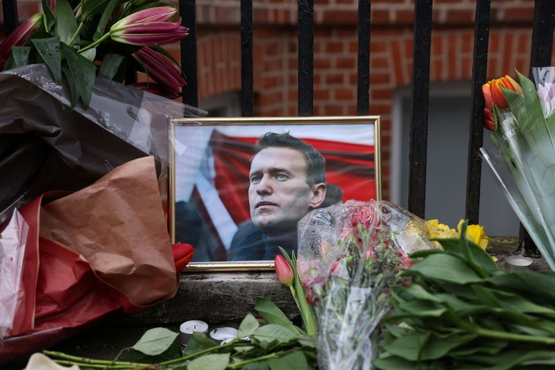 &copy; Reuters. Des fleurs et un portrait du leader de l'opposition russe Alexei Navalny sont déposés devant l'ambassade de Russie à Londres. /Photo prise le 17 février 2024/REUTERS/Hollie Adams