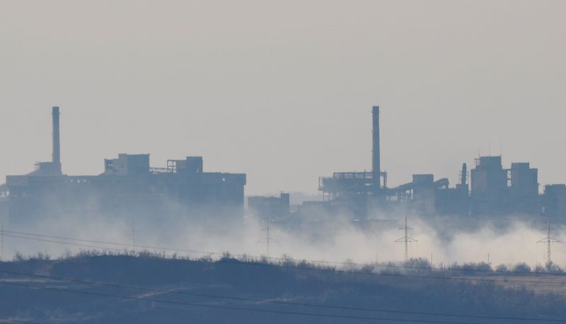 © Reuters. El humo se eleva cerca de la Planta de Coque y Química de Avdiivka en la ciudad de Avdiivka en el curso del conflicto entre Rusia y Ucrania, visto desde Yasynuvata (Yasinovataya) en la región de Donetsk, Ucrania controlada por Rusia, 15 de febrero de 2024. REUTERS/Alexander Ermochenko 