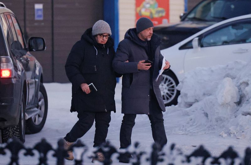 &copy; Reuters. Lyudmila Navalnaya, the mother of late Russian opposition leader Alexei Navalny, and lawyer Vasily Dubkov arrive at the regional department of Russia's Investigative Committee in the town of Salekhard in the Yamal-Nenets Region, Russia February 17, 2024. 