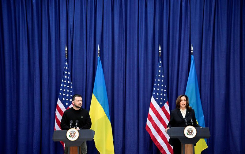 © Reuters. Ukrainian President Volodymyr Zelenskiy and U.S. Vice President Kamala Harris attend a press conference during the Munich Security Conference (MSC) in Munich, southern Germany on February 17, 2024. Tobias SCHWARZ/Pool via REUTERS