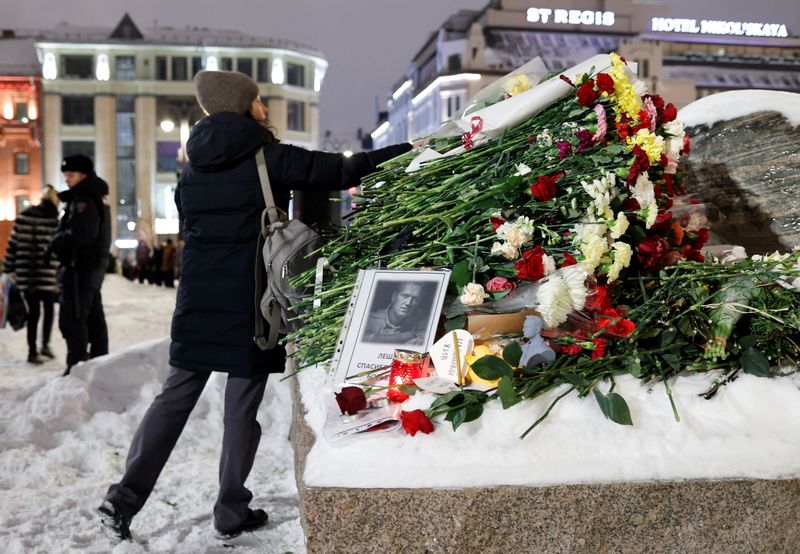 &copy; Reuters. A woman lays flowers at the monument to the victims of political repressions following the death of Russian opposition leader Alexei Navalny, in Moscow, Russia February 16, 2024. REUTERS/Stringer