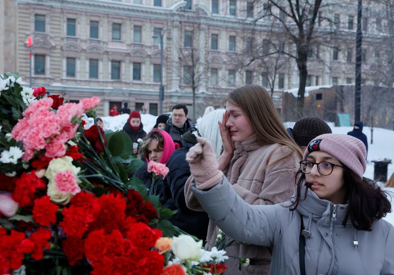 © Reuters. People lay flowers at the Solovetsky Stone monument to the victims of political repressions to honour the memory of Russian opposition leader Alexei Navalny in Moscow, Russia February 17, 2024. REUTERS/Stringer