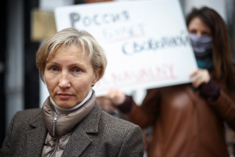 &copy; Reuters. FILE PHOTO: Marina Litvinenko, widow of former Russian intelligence agent Alexander Litvinenko, takes part in a demonstration in support of jailed Russian opposition politician Alexei Navalny outside the Russian Embassy in London, Britain, April 21, 2021.