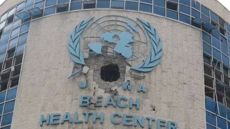 &copy; Reuters. مشهد لواجهة مدمرة للمركز الطبي التابع لوكالة الأمم المتحدة لغوث وتشغيل اللاجئين الفلسطينيين (الأونروا) في غزة في صورة ثابتة مأخوذة من مقطع 