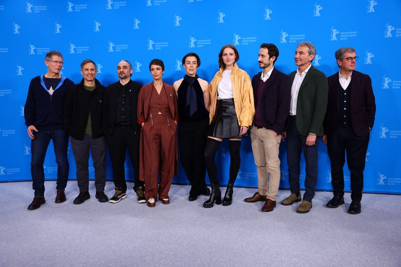 &copy; Reuters. El director Piero Messina, el guionista Giacomo Bendotti, los miembros del reparto Berenice Bejo, Gael Garcia Bernal, Renate Reinsve y Olivia Williams asisten a un photocall para promocionar la película 'Another End' en el 74 Festival Internacional de Ci