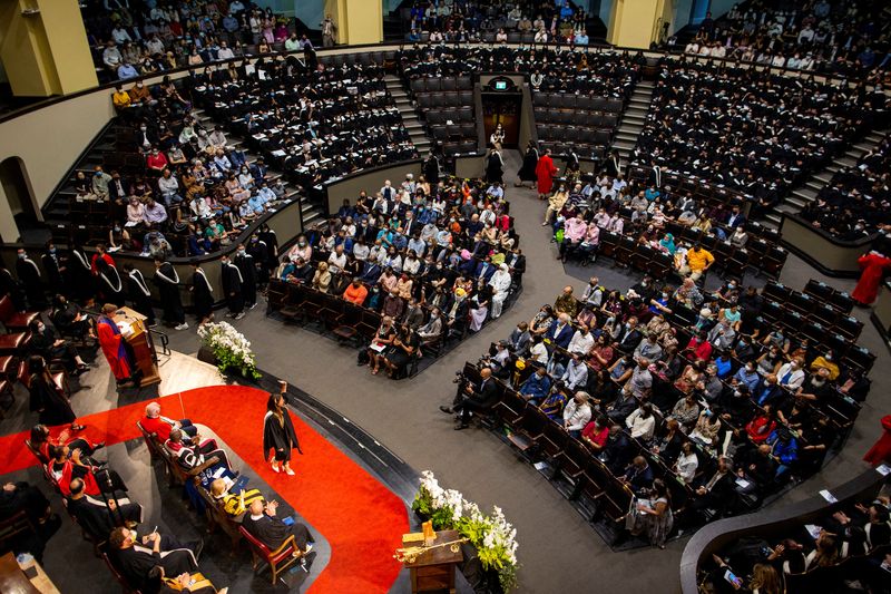 &copy; Reuters. University of Toronto Scarborough Campus science students attend convocation as the University of Toronto began the first in-person ceremonies last week since the coronavirus disease (COVID-19) pandemic, Toronto Ontario, Canada June 10, 2022. REUTERS/Carl