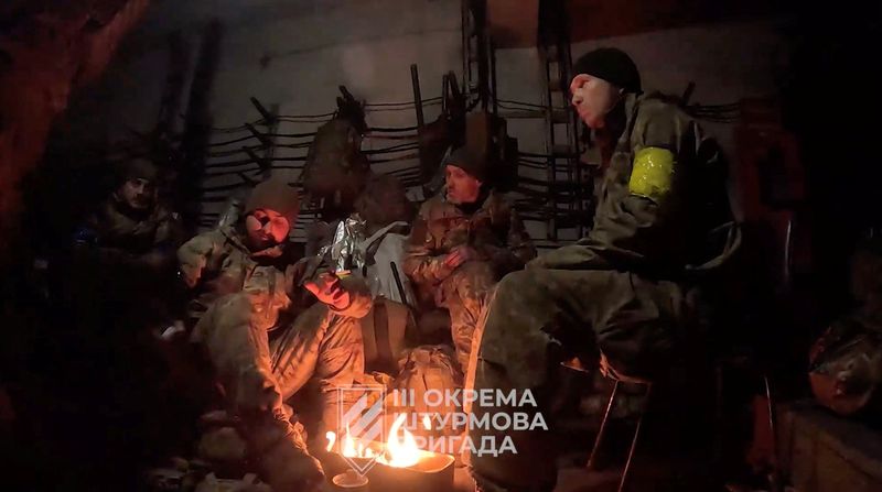 © Reuters. Ukrainian soldiers gather in a location given as Avdiivka, Donetsk Region, Ukraine, in this screen grab taken from a video released February 16, 2024. 3Rd Assault Brigade/Handout via REUTERS