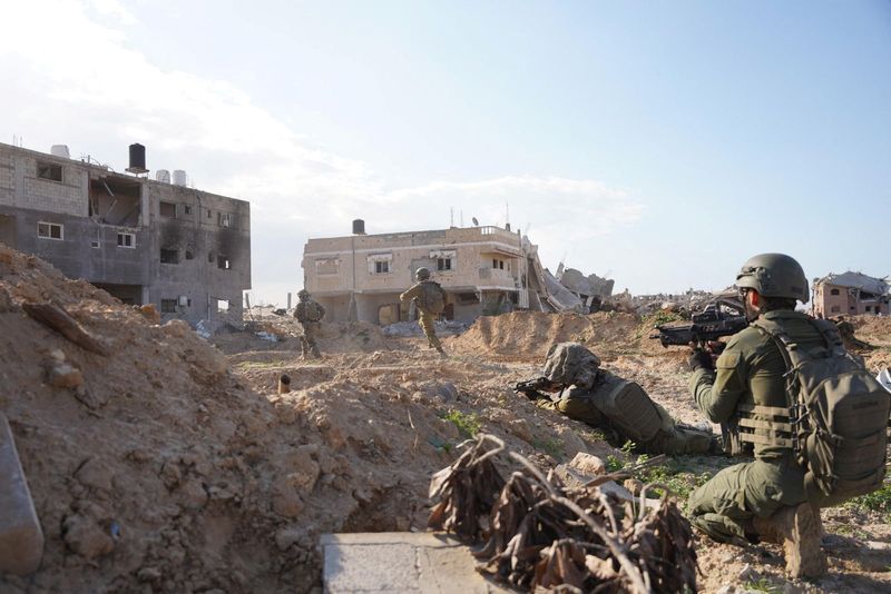 © Reuters. جنود إسرائيلون خلال عملية عسكرية بقطاع غزة يوم السبت. صورة لرويترز من الجيش الإسرائيلي.