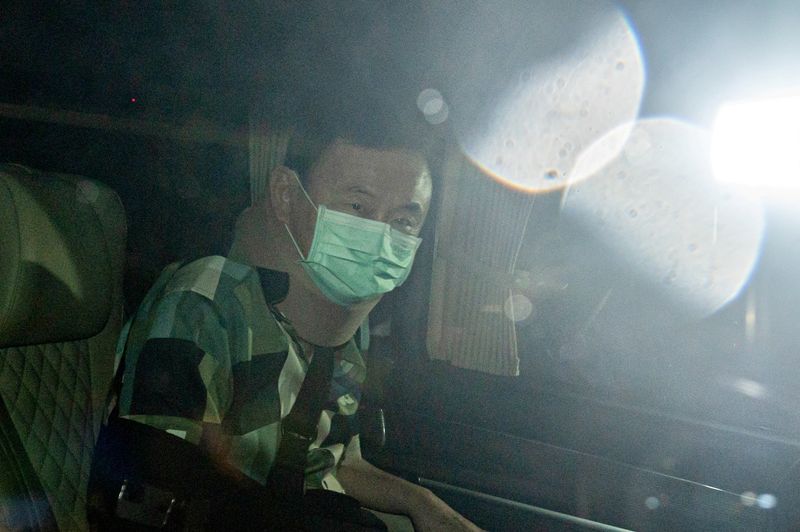 &copy; Reuters. 　タイのタクシン元首相が仮釈放され、１８日未明に入院していた首都バンコクの警察病院を車で後にした。Thai News Pix提供写真（２０２４年　ロイター/Thai News Pix/Tananchai Kaewsowattana）