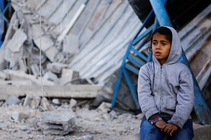 © Reuters. FILE PHOTO: Palestinian child sits at the site of an Israeli strike on a house, amid the ongoing conflict between Israel and the Palestinian Islamist group Hamas, in Rafah in the southern Gaza Strip, February 7, 2024. REUTERS/Ibraheem Abu Mustafa/File Photo