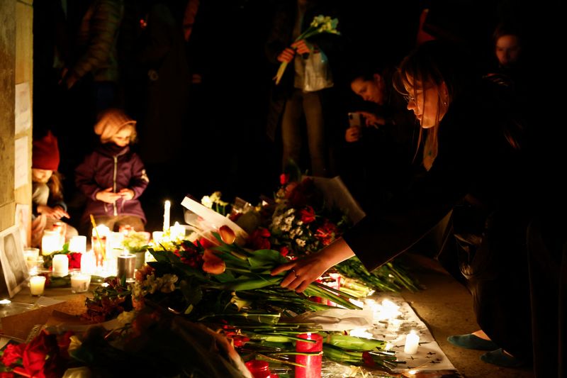 &copy; Reuters. Une personne dépose des fleurs en hommage au leader de l'opposition russe Alexeï Navalny, suite à son décès, au Trocadéro près de la Tour Eiffel à Paris, en France. /Photo prise le 17 février 2024/REUTERS/Sarah Meyssonnier