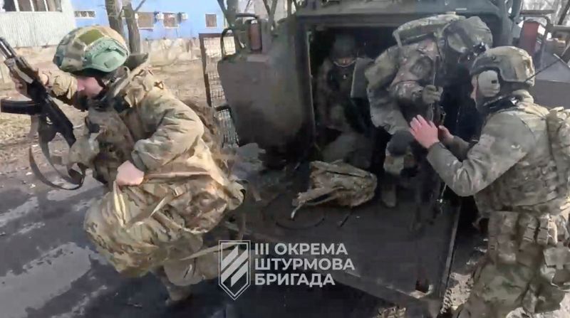 &copy; Reuters. جنود أوكرانيون يخرجون من مركبة عسكرية في أفدييفكا بشرق أوكرانيا في صورة مأخوذة من مقطع فيديو نُشر من قبل الجيش الأوكراني يوم السبت. يحظر طمس