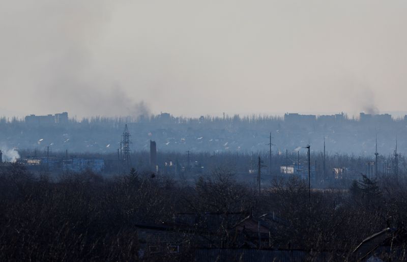 &copy; Reuters. دخان يتصاعد فوق منطقة بمدينة أفدييفكا الأوكرانية يوم 15 فبراير شباط 2024. تصوير: ألكسندر إيرموشينكو - رويترز.