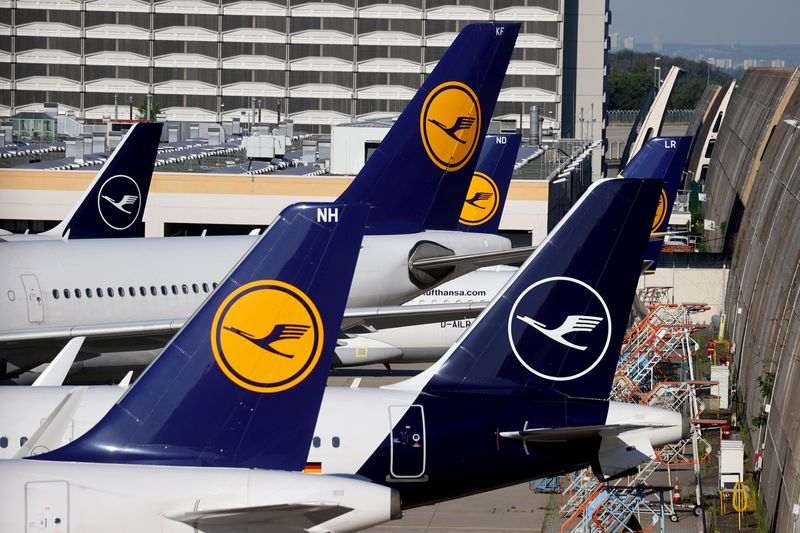 &copy; Reuters. Photo d'archives: Les avions de Lufthansa sont garés à l'aéroport de Francfort, en Allemagne. /Photo prise le 25 juin 2020/REUTERS/Kai Pfaffenbach