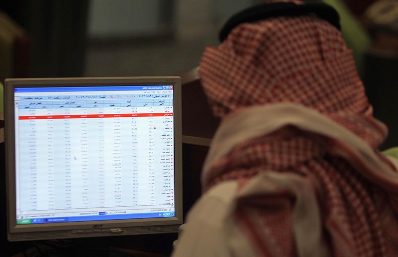&copy; Reuters. متداول سعودي يراقب حركة الأسهم في البورصة السعودية بالرياض في صورة من أرشيف رويترز