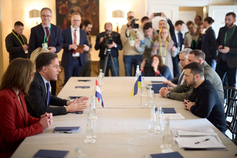 © Reuters. FILE PHOTO: Ukraine's President Volodymyr Zelenskiy and Dutch Prime Minister Mark Rutte attend a meeting at the Munich Security Conference (MSC) in Munich, Germany February 17, 2024. Ukrainian Presidential Press Service/Handout via REUTERS/ FILE PHOTO