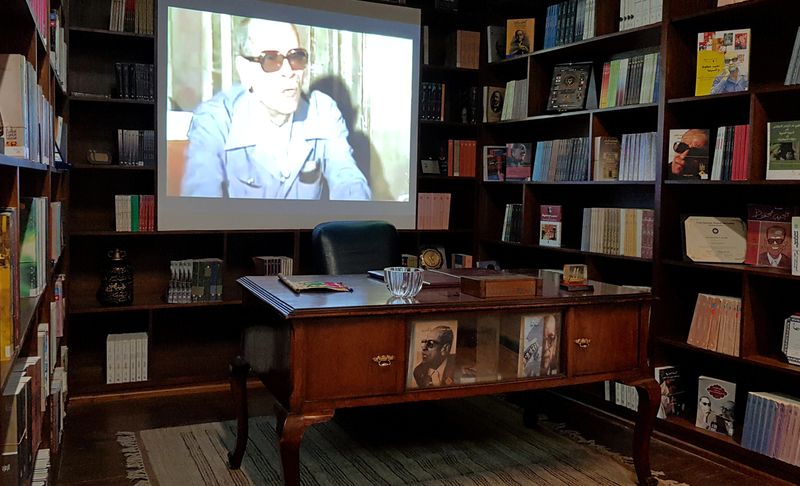 &copy; Reuters. مكتب نجيب محفوظ الأديب المصري الحاصل على جائزة نوبل في الأدب في صورة من أرشيف رويترز.