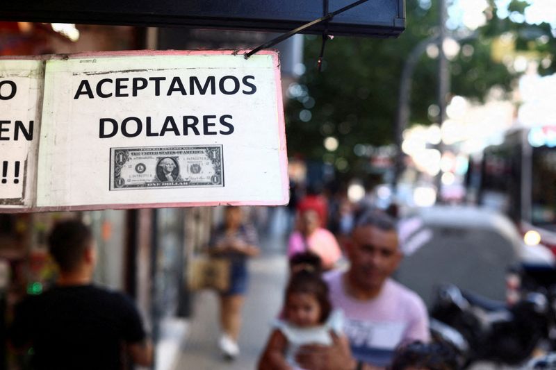 &copy; Reuters. Photo d'archives: Un panneau à l'extérieur d'un magasin indique en espagnol "Nous acceptons les dollars" à Buenos Aires, en Argentine. /Photo prise le 12 décembre 2023/REUTERS/Tomas Cuesta 