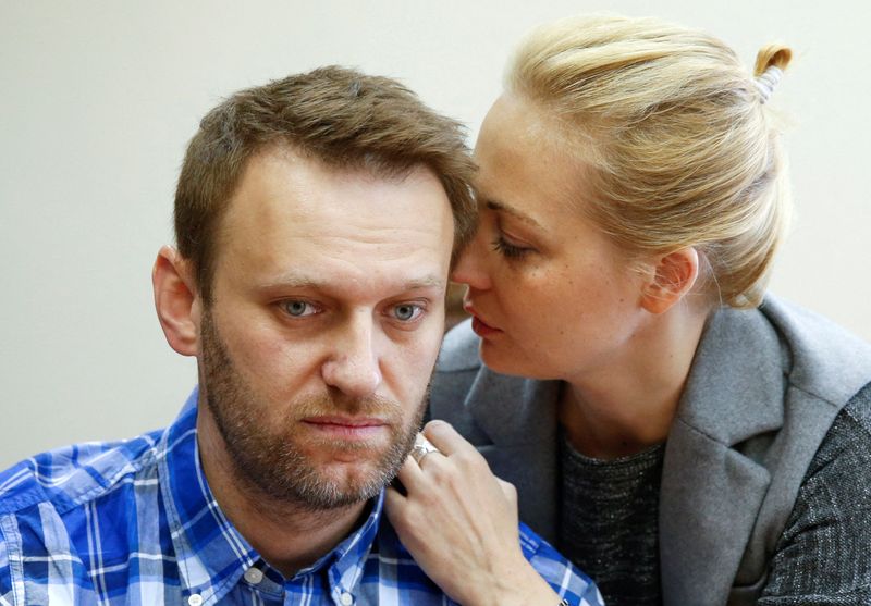 &copy; Reuters. Photo d'archives: Le leader de l'opposition russe Alexeï Navalny et sa femme Yulia assistent à une audience au tribunal du district de Lublinsky à Moscou, en Russie. /Photo prise le 23 avril 2015/REUTERS/Tatyana Makeyeva/File Photo